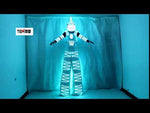 Laden und Abspielen von Videos im Galerie-Viewer,Bunter RGB hat Leuchtkostüm mit dem GEFÜHRTEN Helm GEFÜHRT, leichte Pfahlroboterklage Robotertanztragen von Kryoman David Guetta kleidend
